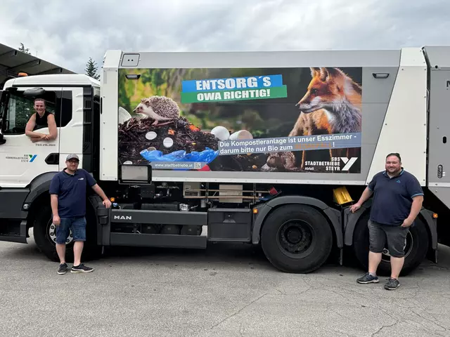 Katharina Freiberger, Dominik Tischlinger und Bernhard Steininger mit dem Bioabfall-Sammelfahrzeug der Kommunalbetriebe Steyr (v. li.). | Foto: kai