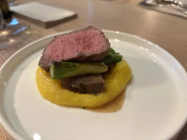 Vierter Gang: Zweierlei vom Rind | grüner Spargel | Leinsamen | Polenta | Foto: Lauren Seywald / MeinBezirk