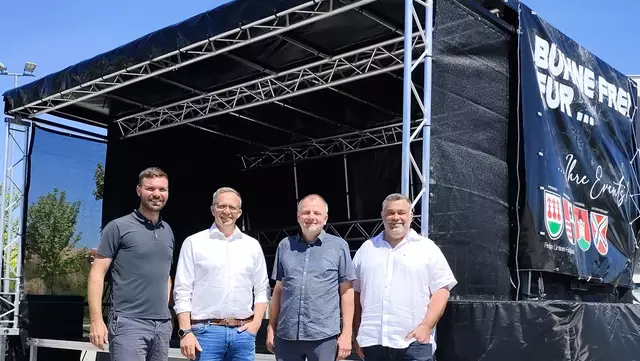 Von links: Die vier Bürgermeister David Bergsmann (Hagenberg), Fritz Robeischl (Pregarten), Johannes Matzinger (Unterweitersdorf) und Dietmar Stegfellner (Wartberg) stehen vor ihrer selbstgebauten Bühne. | Foto: RUF