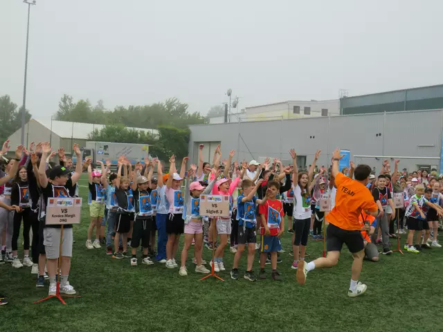Christoph Hirschler motivierte die Kinder mit einem Aufwärmprogramm.  | Foto: Lena Palatin