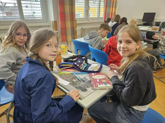 Mathilda M. bastelt mit ihrer Gruppe Lesezeichen | Foto: Simone Gsell