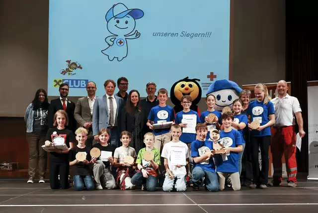Die stolzen Sieger des Helfi-Landesbewerbs mit den Gratulanten. | Foto: OÖJRK/ Kat Art Fotografie