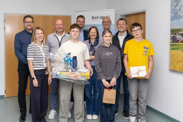 Andreas Foltyn (Stranzinger Logistics), Eva Rendl (Fill), Othmar Zeilinger (Loryhof), Manuel Bäck, Patrick Parzer (AGS), Andrea Eckerstorfer (Lebensraum Innviertel), Johanna Weinberger, Christoph Wiesner (WKO Ried), Christoph Buchbauer (Hargassner) und Elias Höllerer.

 | Foto: Hotspot Innviertel
