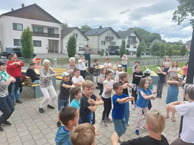 Beim gemeinsamen Picknick der Volksschule Kobersdorf und Nachbarschaftshilfe Plus kamen mehrere Generationen bei Spiel, Bewegung und Gesprächen zusammen. | Foto: Astrid Rainer