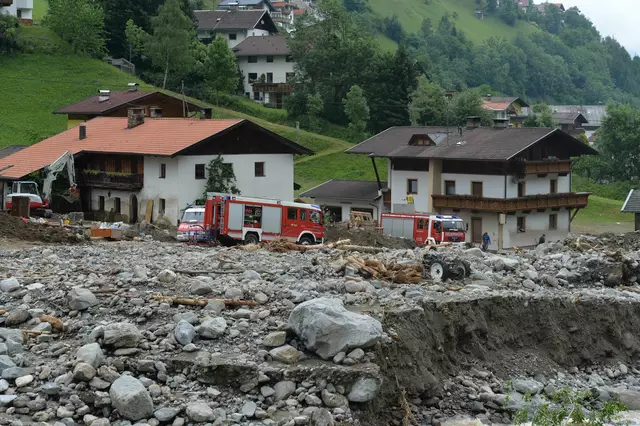 Unfassbare Bilder: Das unfassbare Geschehen vom 7. Juni 2015 wurde am nächsten Morgen dokumentiert. | Foto: zeitungsfoto.at, Hassl