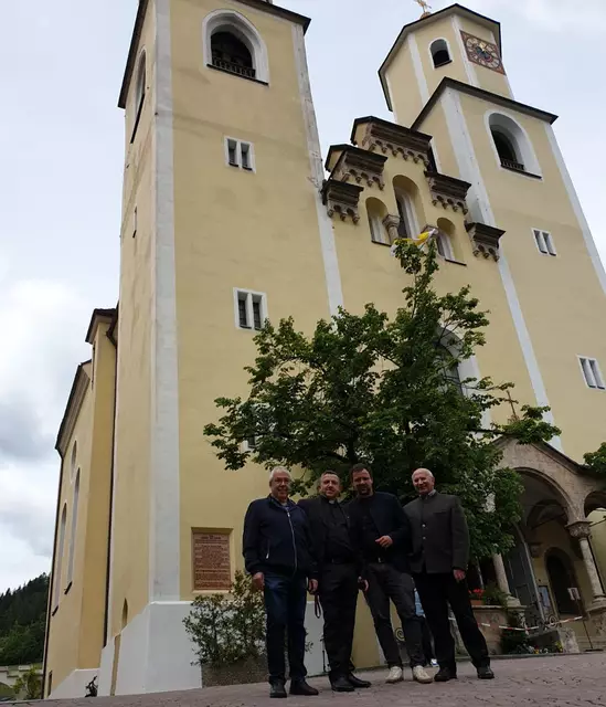 Vor der Steinacher Pfarrkirche v.l.: Pfarrkirchenrat Wolfgang Reimeir, Pfarrer Krzysztof Kaminski, Bgm. Florian Riedl und Valentin Holzmann | Foto: © VP Tirol