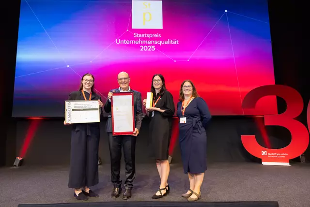 Triumph: Katharina Lechner (Qualitätsmanagement GGZ), Gerd Hartinger (Geschäftsführer GGZ), Marlies Brugger (Qualitätsmanagement GGZ) und Nicole Mayer (Business Development Unternehmensqualität &amp; Awards – Quality Austria, v. l.) freuen sich über den Staatspreis Unternehmensqualität. | Foto: Anna Rauchenberger