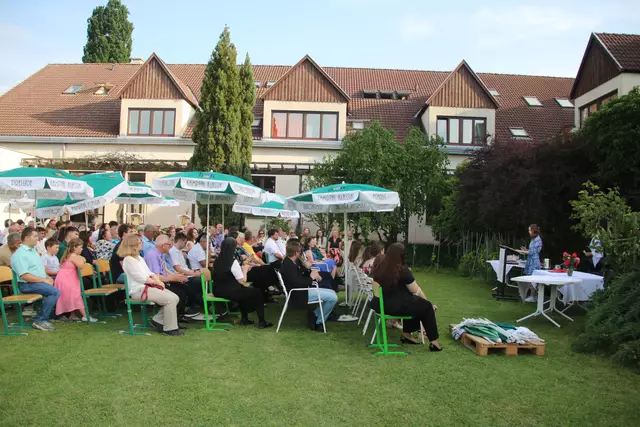 Blick auf die Matura-Feier im Garten der WiSo Langenlois: | Foto: Manfred Kellner