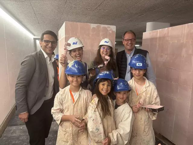 Nico Tilg (l.) und Josef Huber von der Imster Wirtschaftskammer freuten sich über großes Interesse der Jugend am Handwerk. | Foto: Perktold