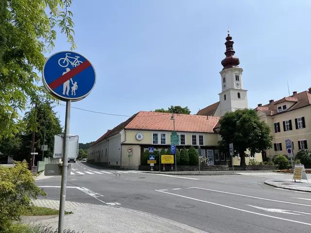 Radweg endet an der Kreuzung mitten in Fernitz-Mellach. An einer Lösung werde gearbeitet. Vorerst kann man über den Kirchplatz ausweichen. | Foto: MeinBezirk