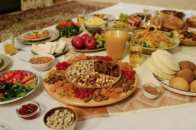 Gefeiert wird es auch mit Besuchen bei Familien, man entschuldigt sich, besucht ältere Verwandte, Gräber und verschenkt Süßigkeiten. (Symbolfoto) | Foto: Clique Images/Unsplash