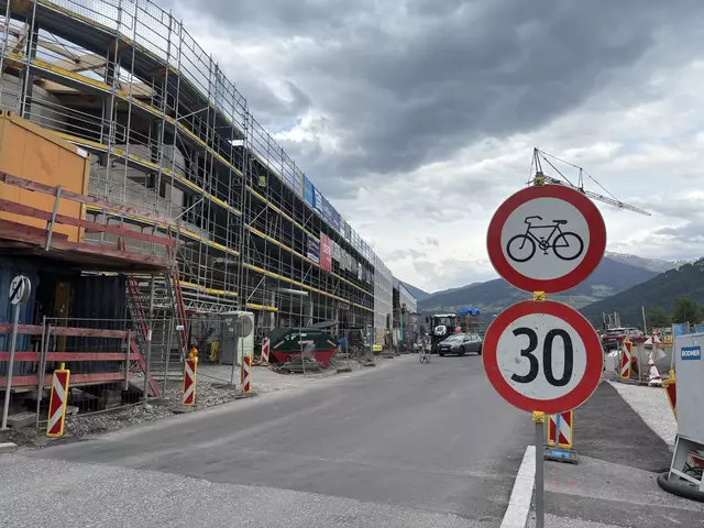 Die Verkehrsituation um den Bahnhof ist für Pendler, Schüler und Anrainer eine Belastung.  | Foto: Martina Obertimpfler 