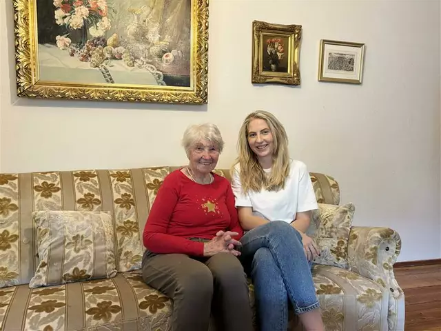 Erinnerungen, die verbinden: Maria Piovesan und ihre Enkelin Valentina im gemeinsamen Gespräch über Vergangenheit und Heimat. | Foto: MeinBezirk.at