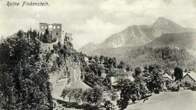 Die Burgruine Finkenstein im Jahr 1912: Damals wie heute ein markanter Punkt über dem Faaker See | Foto: Burgruine Finkenstein