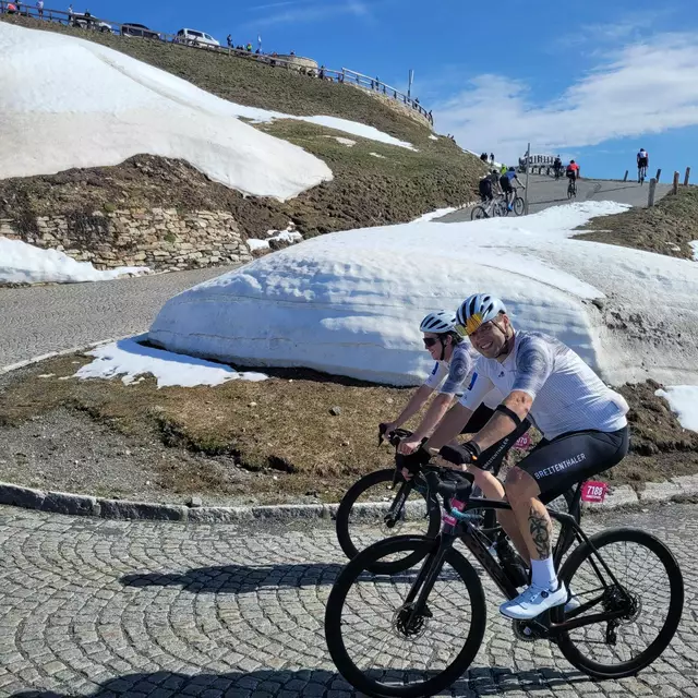 Die ambitonierten Radrennfahrer vom Team Breitenthaler rasten auf den höchsten Berg Österreichs. | Foto: Breitenthaler