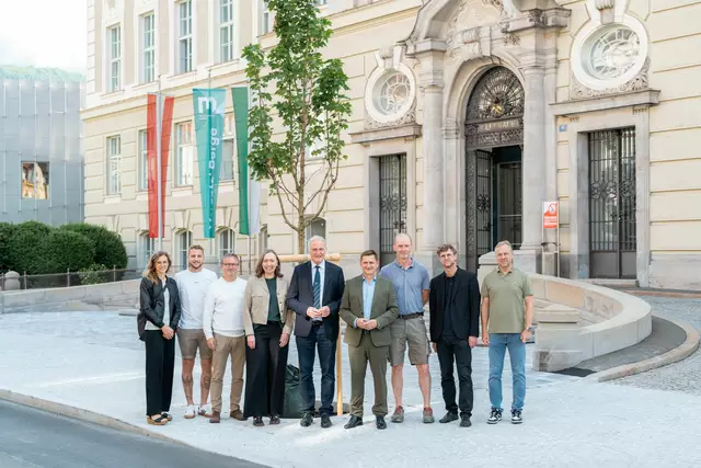 Freude über den neuen Platz vor der Montanuniversität (v. l).: Anne-Kathrin Rumpold (Stadt Leoben), Tobias Dorn (Bauleiter Granit), Claus Hiebler (Stadt Leoben), Gemeinderätin Susanne Sinz (Ausschussvorsitzende), Rektor Peter Moser, Bürgermeister Kurt Wallner, Gerhard Perhofer (Polier Granit), Stadtbaudirektor Heimo Berghold und Werner Feuchtgraber (Granit). | Foto: Thomas Fazokas