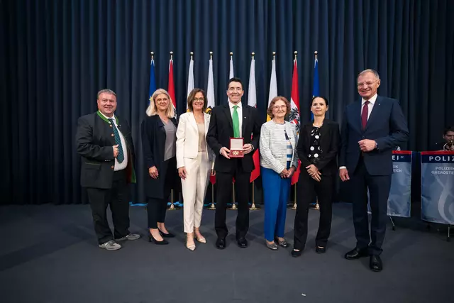 Franz Gabeder, Gisela Wenger-Oehn, Eva Maria Mairinger, Ewald Roth, Mutter von Ewald Roth, Daniela Roth und Thomas Stelzer (v.l.). | Foto: Land Oberösterreich