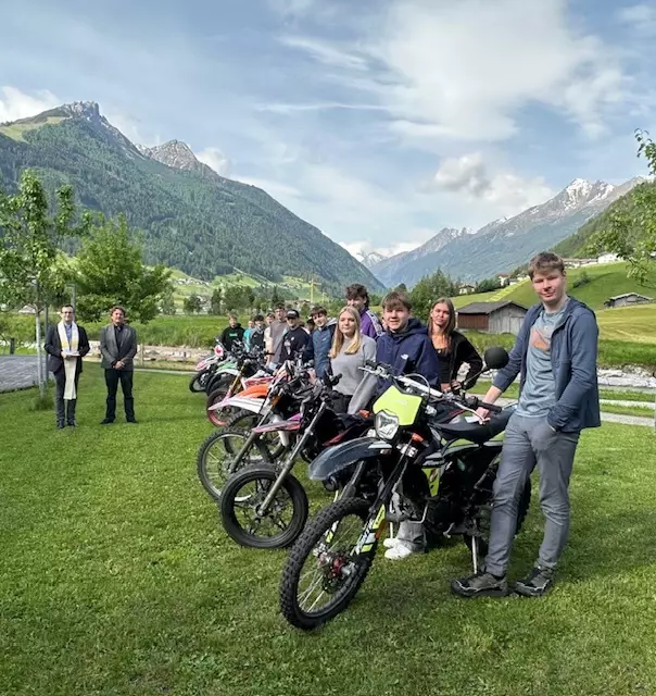 Pfarrer Fritz Kerschbaumer – im Bild links mit Dir. Arnold Gratl – segnete die Mopeds und Fahrräder der Poly-Schüler. | Foto: Poly Stubai