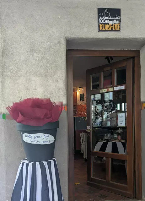 Kunst-Café in Hundertwasserhaus- Neuübernahme-Woirld Dance Day Feier mit "Dancing windoiws"-inspiriert mit Hundertwasser´s Gedanken zur lebendige Architektur  | Foto: Tatjana Christelbauer