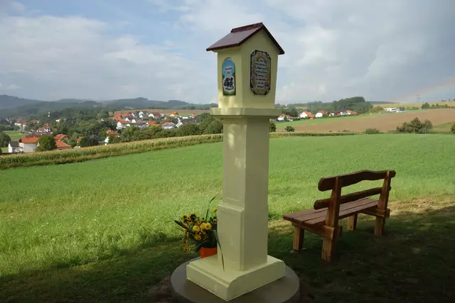 Ein neu modernes Marterl am Lampelberg mit Blick auf Oberpetersdorf
 | Foto: Werner Schöll