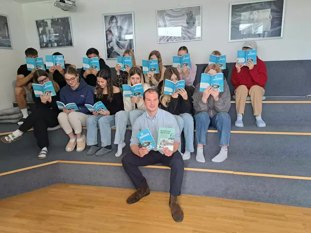 Autor Philipp Bauer spendete das Honorar seiner Lesung an die HAK Braunau. | Foto: Nicole Werni