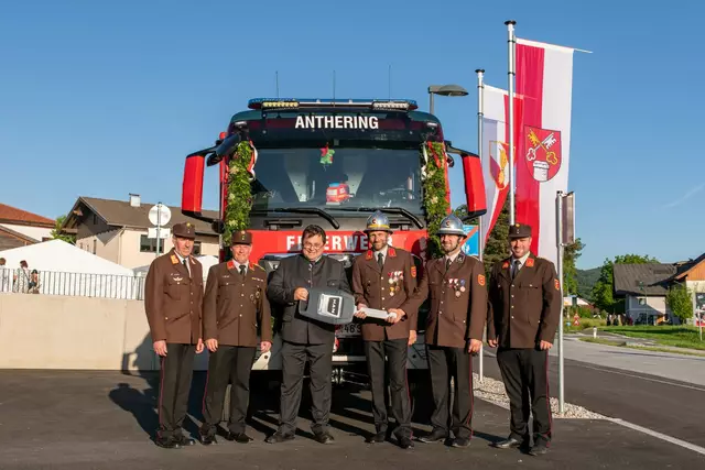 Bei der Fahrzeugübergabe. Von links: Klaus Lugstein, Andreas Leberer, Bürgermeister Alois Mühlbacher, Fahrzeugpate Christoph Landrichtinger, Florian Landrichtinger und Marco Schwaiger.

 | Foto: Payrphotography