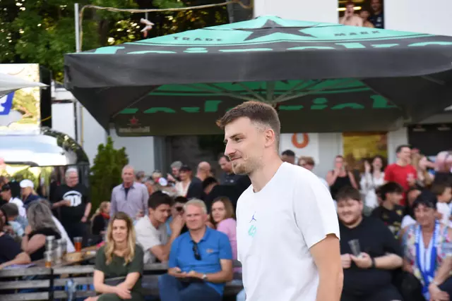 Dominik Pandurevic wird von der UNION geehrt | Foto: zeitungsfoto.at