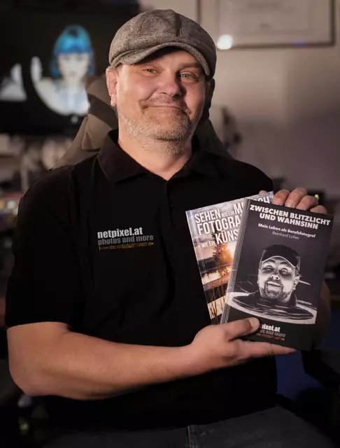 Berufsfotograf Reinhard Loher aus Andorf veröffentlichte 2025 die Bücher "Zwischen Blitzlicht und Wahnsinn. Mein Leben als Berufsfotograf" sowie "Sehen wie ein Mensch...fotografieren wie ein Künstler.  | Foto: netpixel.at