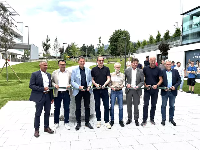 Verantwortliche von Bezirkskrankenhaus und Marktgemeinde durchschnitten "grünes Band". | Foto: Kogler