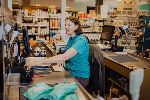Hin und wieder trifft man die Chefin persönlich an der Kassa im Biomarkt.