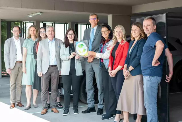 An der Verleihung teilgenommen haben Landesrätin Sara Schaar, Bürgermeister Martin Kulmer, Klimaschutz-Stadtrat Walter Brunner, Klimaschutzkoordinatorin Anna Köstinger und Christian Salmhofer vom Klimabündnis Kärnten. Die Auszeichnung entgegengenommen haben Geschäftsführer Michael Wiltschnigg und Prokuristin Kerstin Obereder mit ihrem Team. | Foto: Stadt St. Veit