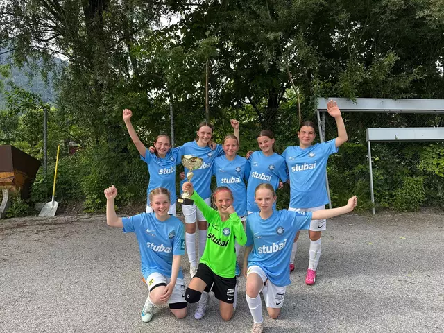 Toller Erfolg für die U14 des FC Stubai – sie ging als Siegermannschaft hervor. Alle Mädels sind Jahrgang 2012 und 2013, die Torfrau 2014. Ausgeschrieben war das Turnier für Jahrgang 2010! Der Pokal wurde von der Miederer GR Suna Aksoy und Nachwuchsleiter Dominik Appeltauer übergeben. | Foto: privat
