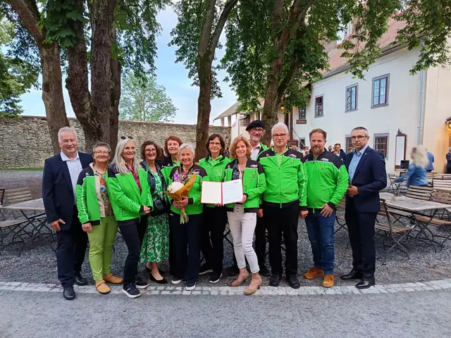 Vertreter des PVNs mit den Honoratioren des ASVÖs. 