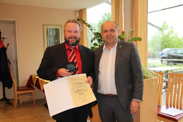 Das silberne Ehrenzeichen ging an Gerald Huemer (li.). Bürgermeister Klaus Wahlmüller war einer der ersten Gratulanten. | Foto: Marktgemeinde Hörsching