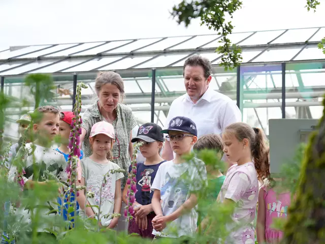 m Außenbereich wurden heimische Pflanzen und ihre besonderen Merkmale erkundet. Im Bild: Cäcilia Lechner-Pagitz, LR René Zumtobel und SchülerInnen der VS Kematen. | Foto: Land Tirol/ Knabl