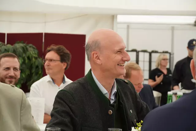 Es gab auch großen Applaus für alle Bürgermeister, die sich in vielen Gesprächen für ihre Gemeinde einsetzten, um ein bestmögliches Ergebnis zu erreichen. | Foto: Nicole Hettegger