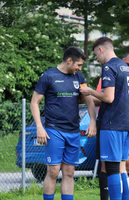 Dominik Pandurevic übergibt Stefan Milenkovic bei seinem letzten Auftritt auf der Fenner die Kapitänsbinde. | Foto: MeinBezirk