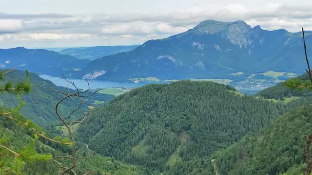 So schön sieht man zum Wolfgangsee und zum Schafberg mit der Trasse der Zahnradbahn... | Foto: I.Wozonig