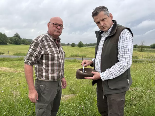 Erwin Mirth (links) und Bernhard Takacs kritisieren, dass das Wasserbauamt ausgerechnet zur Hauptbrutzeit die Flutmulde mähte. | Foto: Elisabeth Kloiber