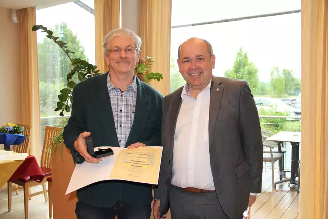 Ein silbernes Ehrenzeichen ging an Richard Karlhuber (li.). | Foto: Marktgemeinde Hörsching