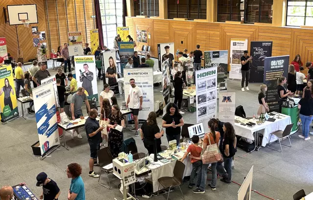 Ein Blick in die gut besuchte Peter-Rosegger-Halle in Birkfeld zeigt das rege Treiben auf der Birkfelder Chancenmesse: Zahlreiche Unternehmen informierten an ihren Ständen über Ausbildungs- und Karrieremöglichkeiten – und stießen dabei auf großes Interesse bei Schülerinnen, Schülern und deren Eltern.