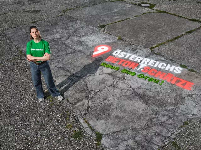 Greenpeace startet die zweite Runde der Aktion "Österreichs 9 Betonschätze" und ruft die Bevölkerung auf, unnötig versiegelte Plätze zu nominieren, die dringend begrünt werden sollten.  | Foto: Mitja Kobal / Greenpeace