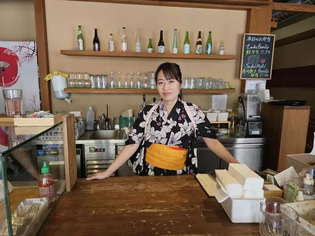 Die Mitarbeiterinnen und Mitarbeiter tragen traditionell japanische Kleidung. | Foto: Tamara Winterthaler