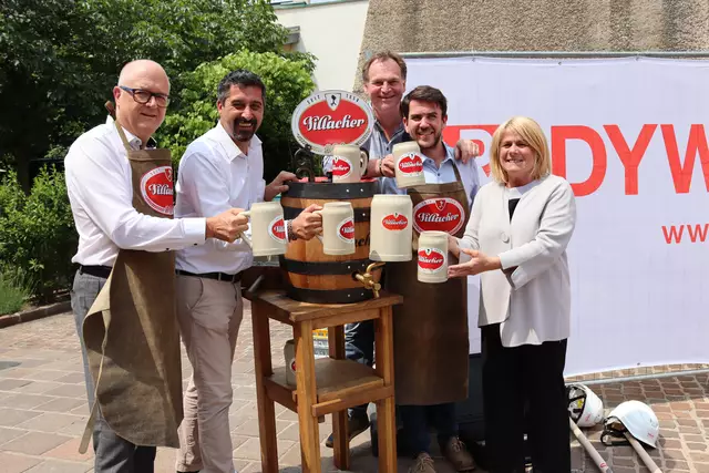 Nach dem Spatenstich wurde angestoßen: Oliver Plieschnig, Verkaufsleiter Süd (Zw. v. links), Braumeister Lukas Scharf (Zw. v. rechts) sowie Kirchtagsobfrau Gerda Sandriesser | Foto: MeinBezirk.at