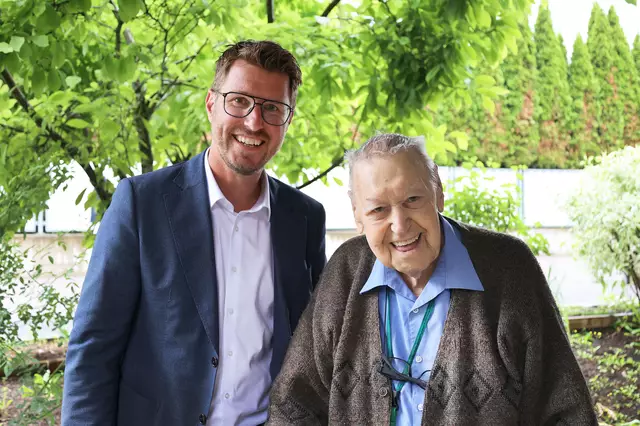 Bgm. Christian Härting gratulierte dem Jubilar Josef Haun zum 90. Geburtstag. | Foto: MG Telfs/Hackl