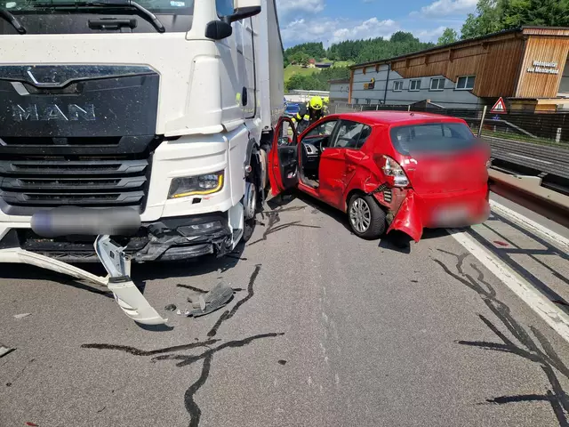 Auf der B70 ereignete sich in Fahrtrichtung Krottendorf eine Kollision zwischen einem Lkw und einem Pkw. | Foto: FF Krems