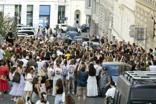 Trotz Show-Absage kam es in Wien am Donnerstag zu mehreren Swifties-Zusammenkünften – etwa hier in der Corneliusgasse. | Foto: TANJA UNGERBÖCK / APA / picturedesk.com