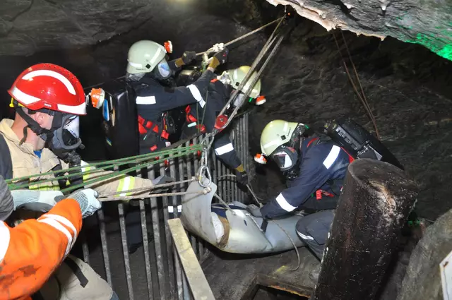 Der Einsatz im Stollen birgt besondere Herausforderungen für die Einsatzkräfte. | Foto: Knappenverein Arzberg/Johann Tödtling