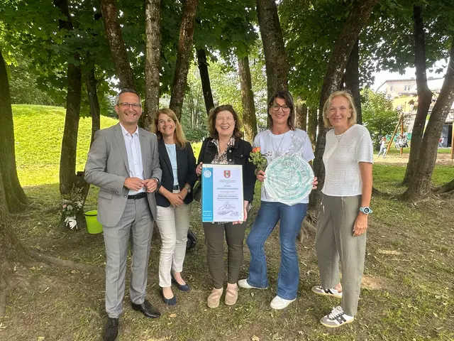 Stadtrat Mag. Franz Petritz mit Dr. Jutta Hafner-Sorger (Präventionsstelle), Gemeinderätin Gabriela Holzer, Kindergartenleiterin Doris Komaier und Dr. Birgit Trattler (Leiterin der Abt. Gesundheit, Jugend und Familie) bei der Gütesiegelverleihung im Kindergarten Feldkirchner Straße. | Foto: Büro Petritz