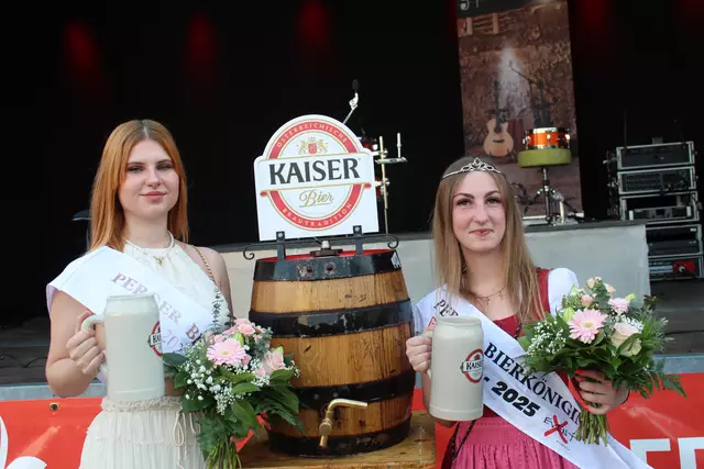 Bierköniginnen: Melissa Sophie Beneder (2023/2024) und Vanessa Palmetshofer (2024/2025). Bild vom Bier- und Kulinarikfest im Juli 2024. | Foto: MeinBezirk Perg/Köck